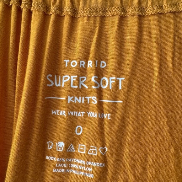 Torrid Size 0 Super Soft High Neck Lace Inset Sharkbite Hem Tank In Marigold - Picture 4 of 5